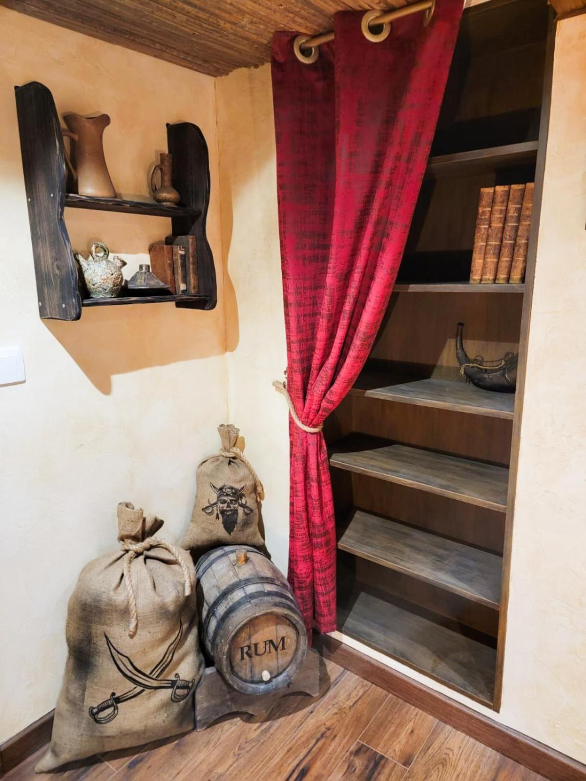 Le Repaire Des Pirates Logement Magique Sainte-Croix-en-Plaine Luaran gambar
