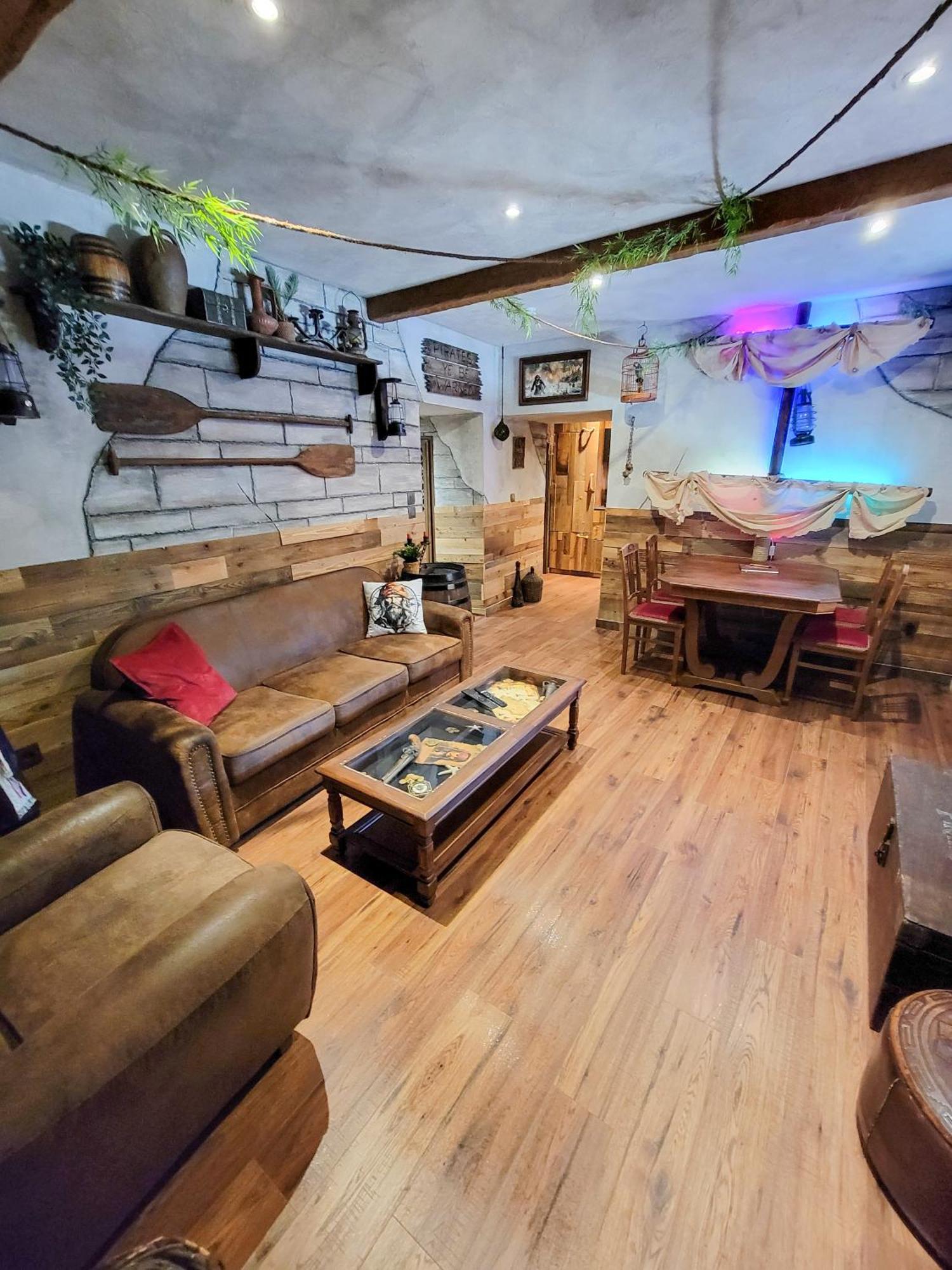 Le Repaire Des Pirates Logement Magique Sainte-Croix-en-Plaine Luaran gambar